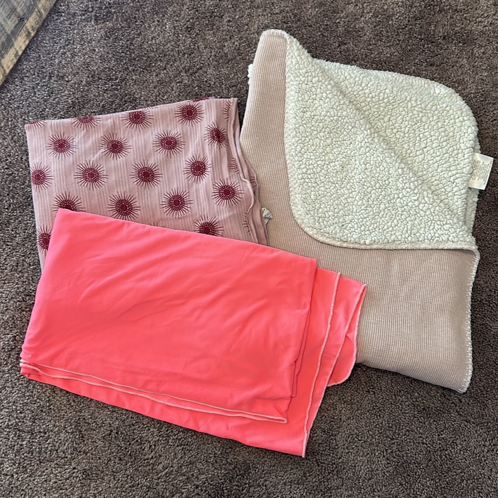 Babygirl Kate Quinn maroon suns, bunny knots bamboo pink and pink rib blankets
